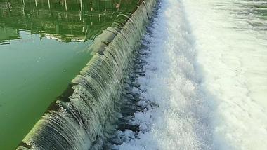 4K实拍江中水坝瀑布流水排水视频的预览图
