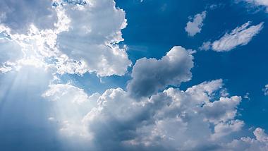 4k天空云层光影变化太阳蓝天白云延时摄影拍摄耶稣光视频的预览图