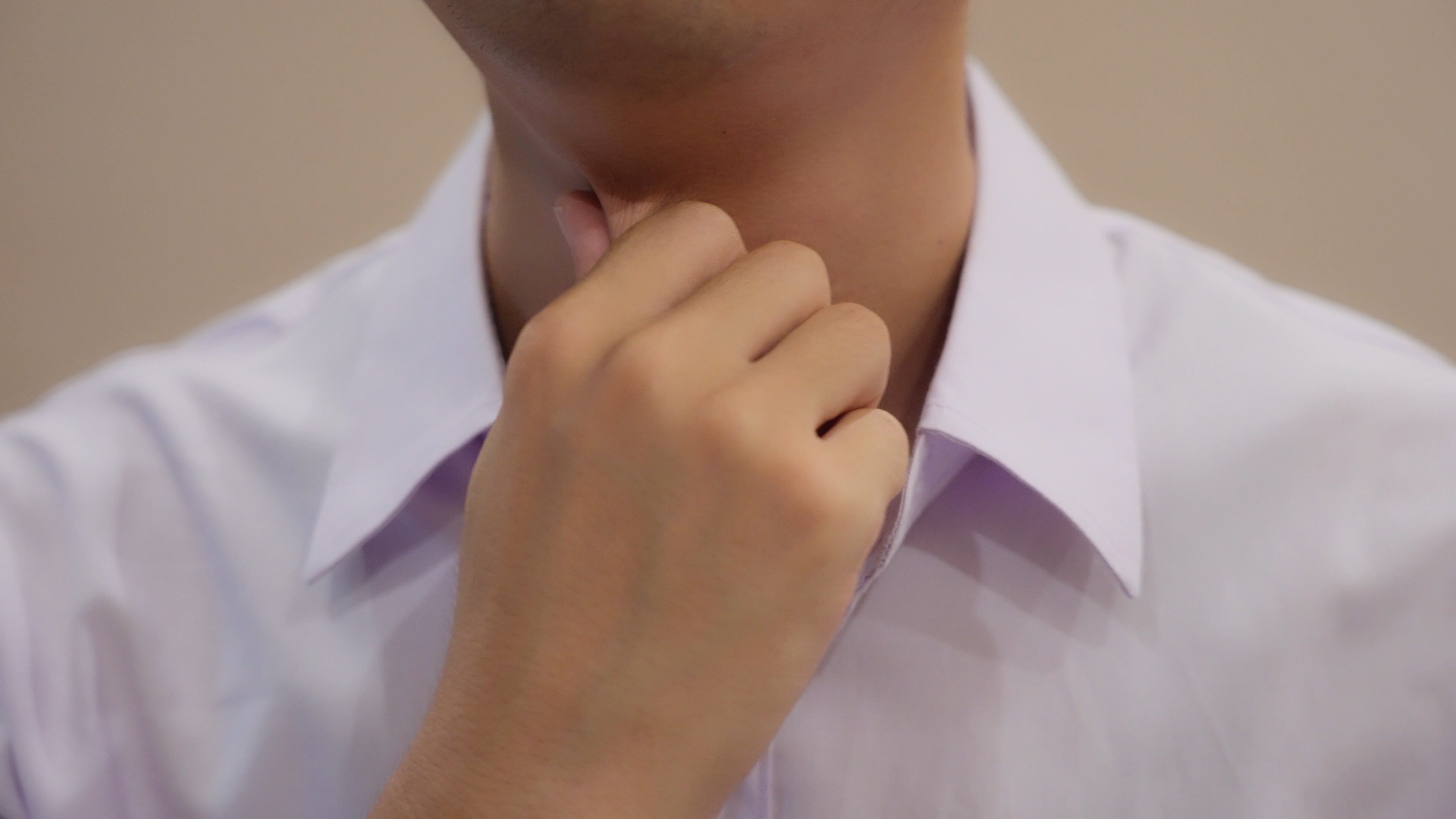 4k男性感冒喉咙嗓子疼咳嗽捏嗓子疼实拍视频的预览图