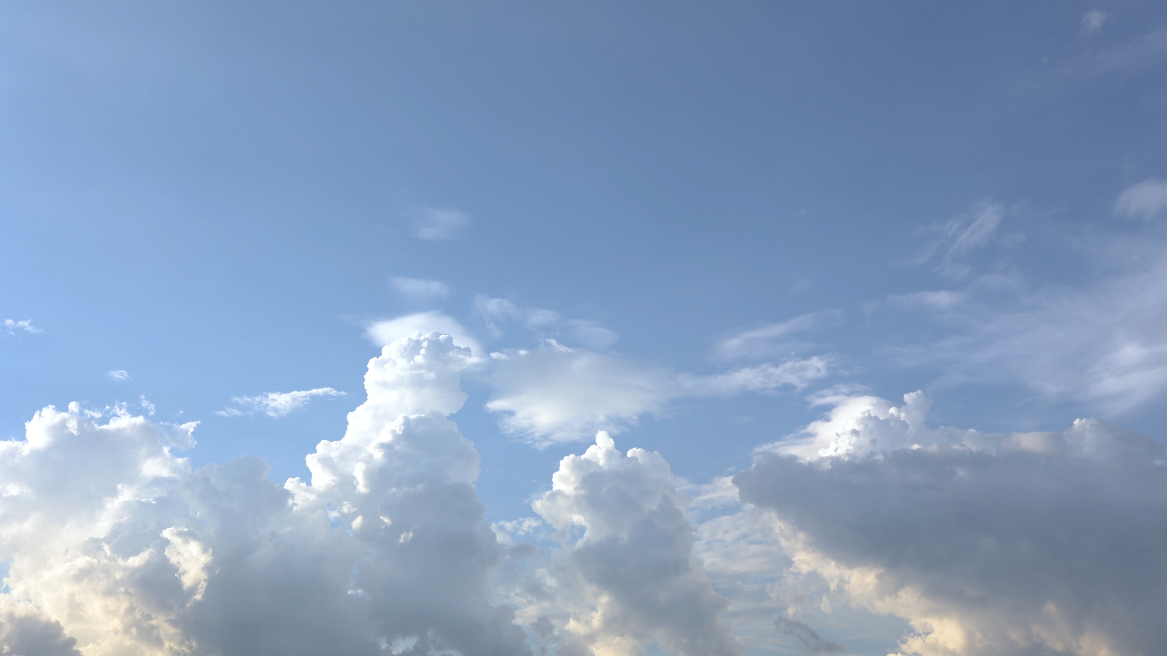 4k蓝天白云云层流动延时实拍视频视频的预览图