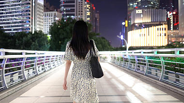 4K都市女性夜晚在天桥独自行走的背影视频的预览图