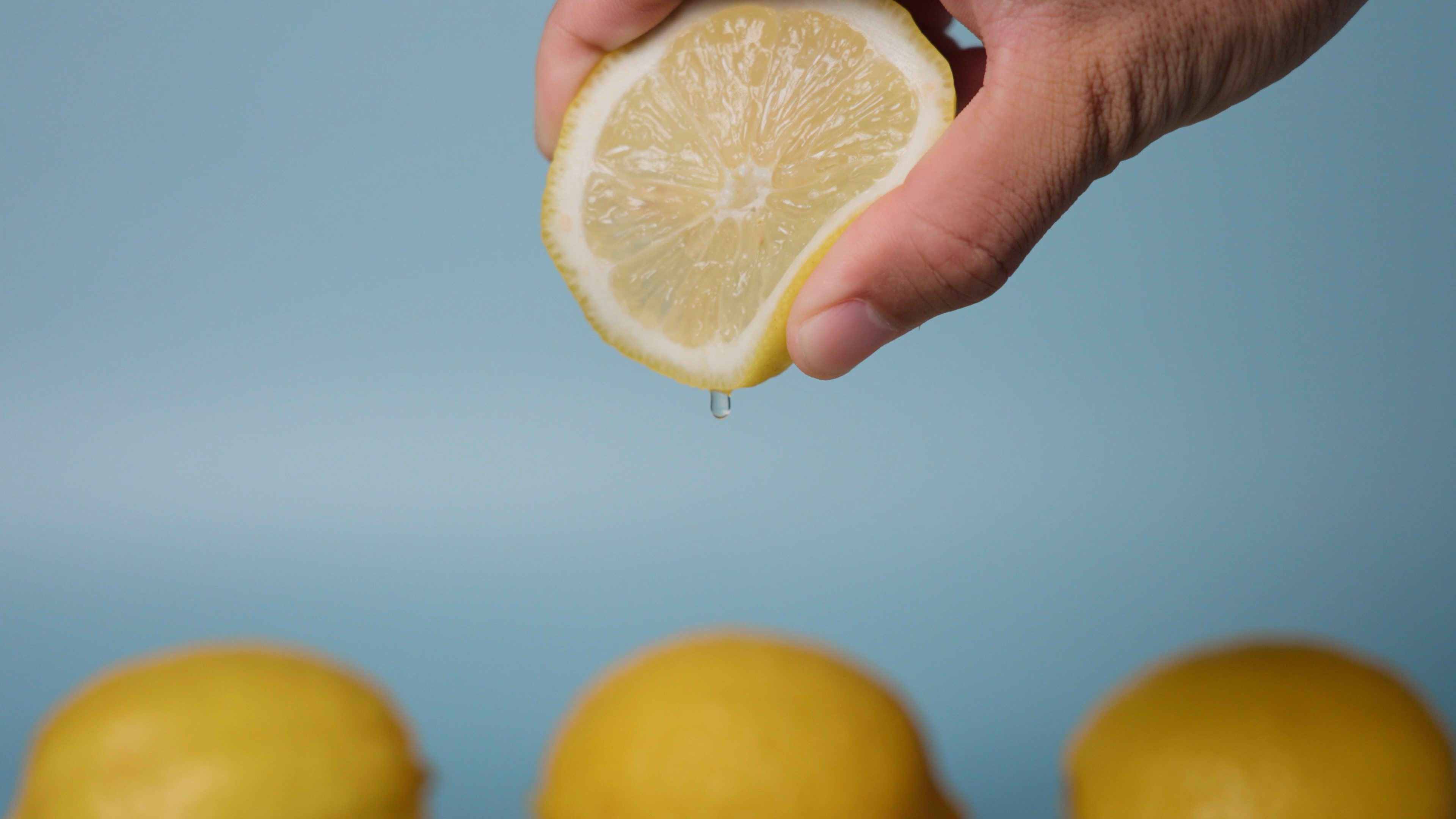4k新鲜水果柠檬切片摆拍挤汁柠檬摆拍挤汁新鲜水果视频的预览图