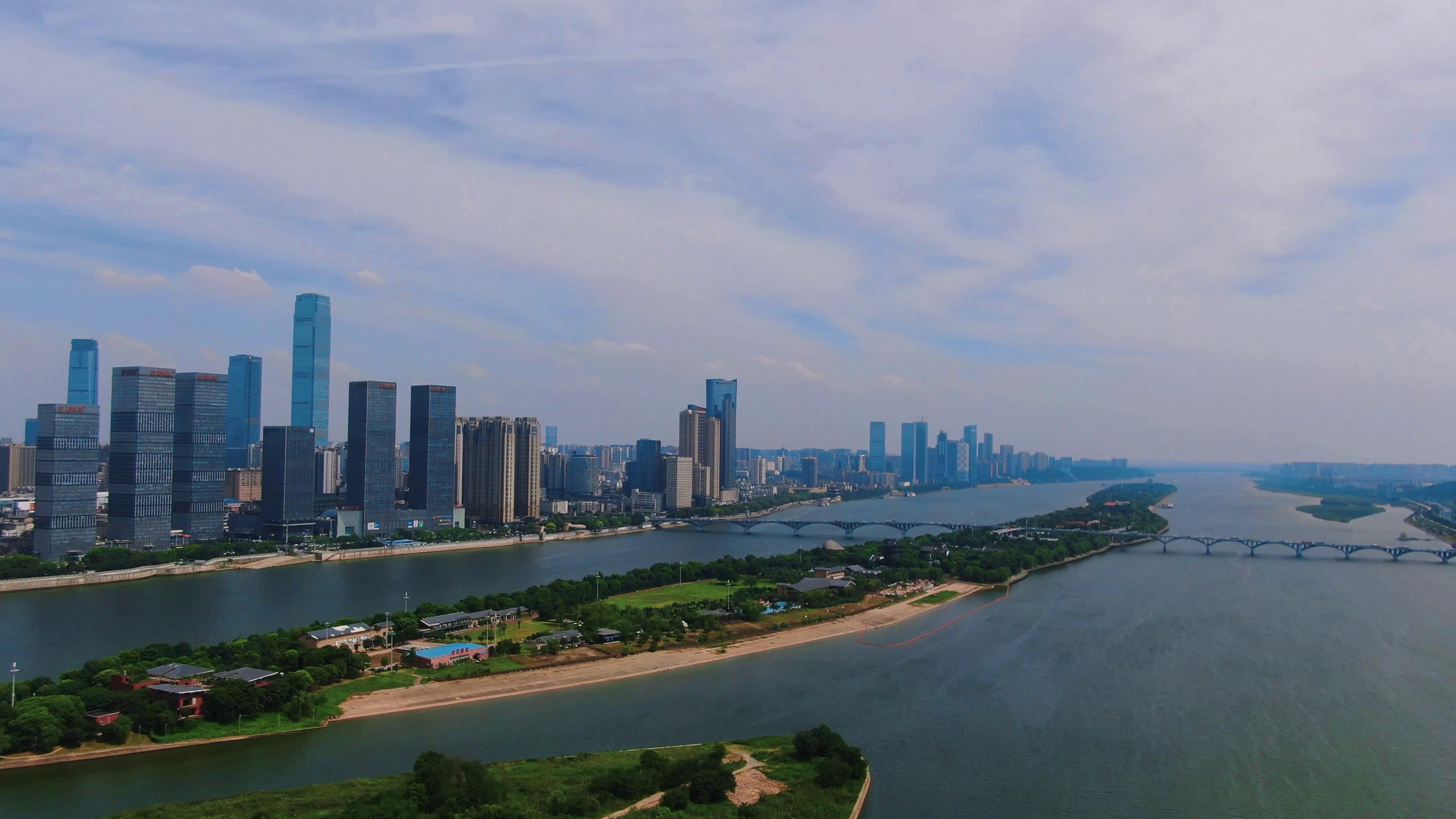 4K航拍湖南长沙橘子洲城市天际线视频的预览图