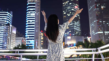 4K美女张开双臂拥抱希望未来背影城市高楼大厦夜景视频的预览图