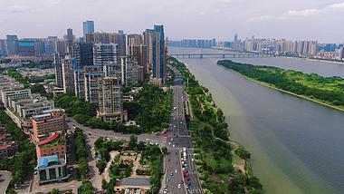 4K航拍湖南长沙湘江路城市交通建筑视频的预览图