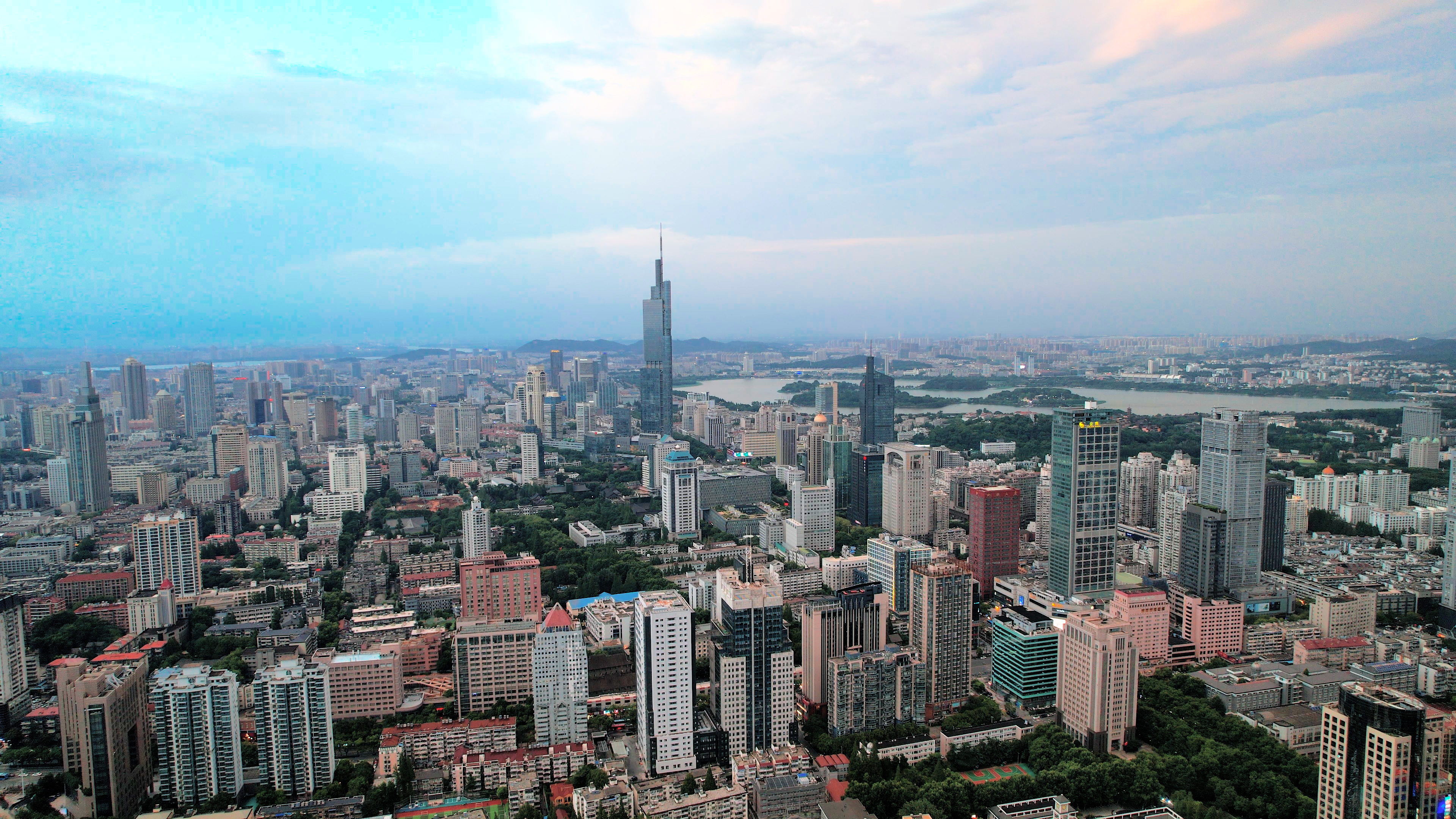 4K航拍南京城市航拍紫峰大厦CBD视频的预览图