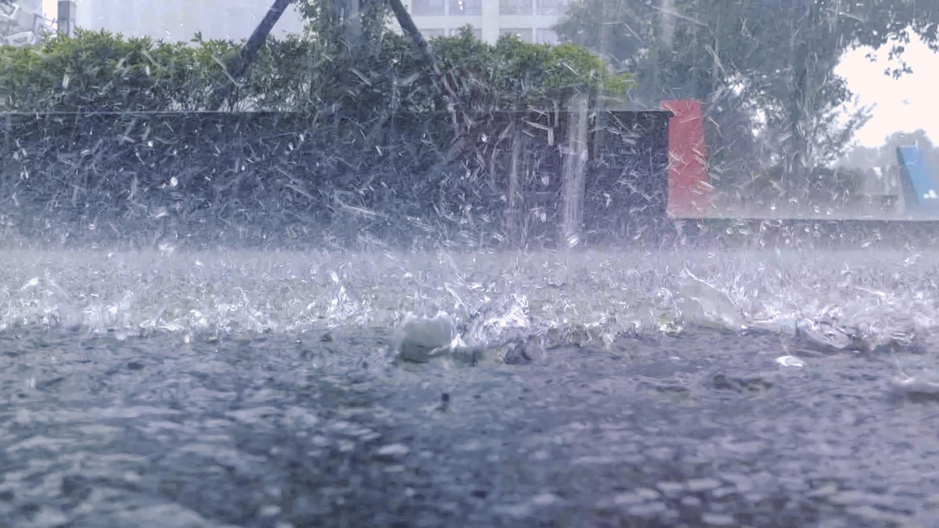 4K高速拍摄城市雷暴雨狂风暴雨大雨实景视频的预览图