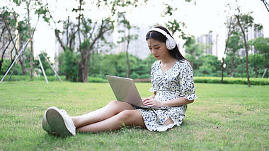 4k小清新大学生坐在草地上用笔记本电脑女生美女女孩子女人美人女性人像视频的预览图