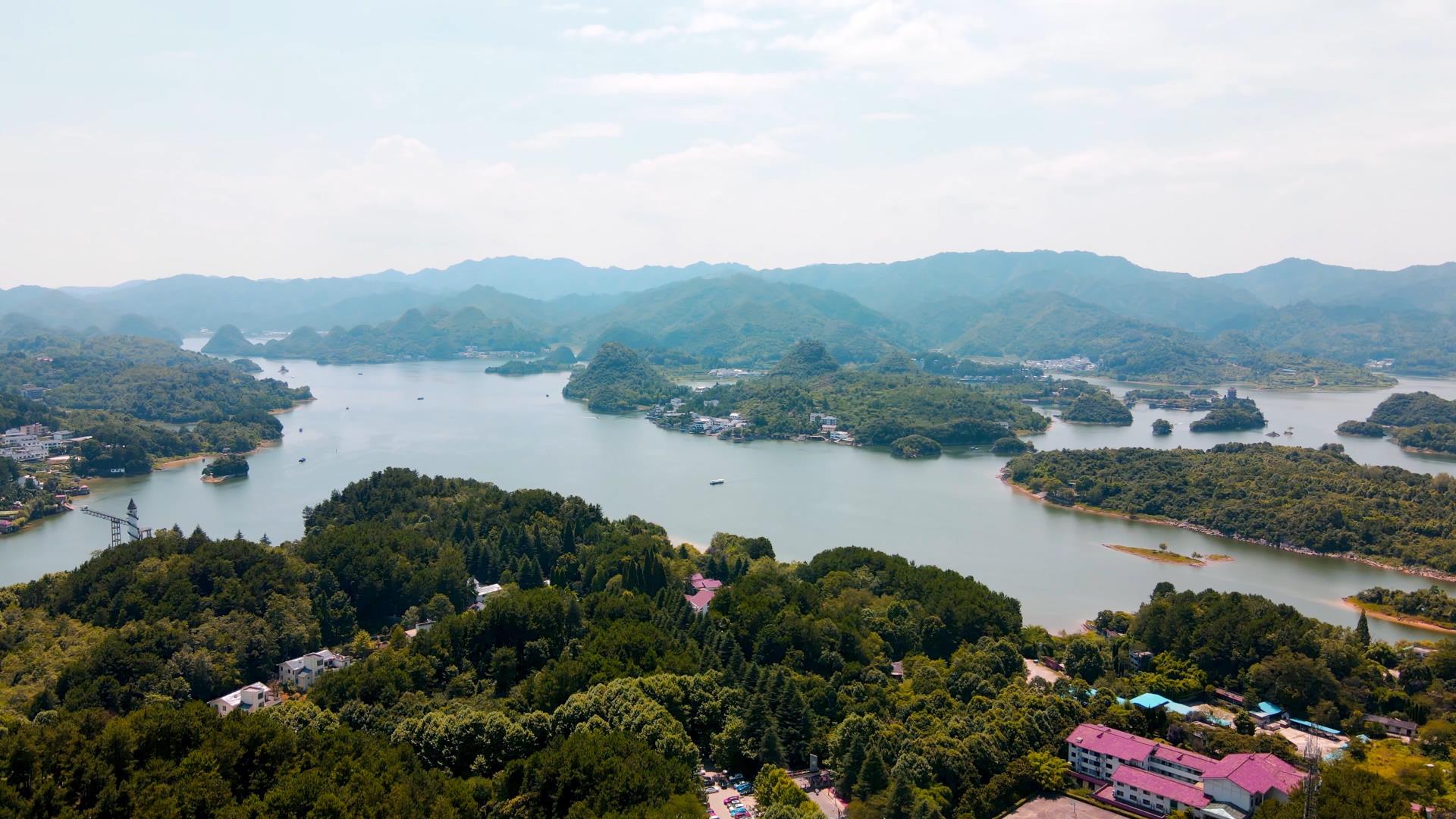 4K航拍贵阳大河河面风景祖国山河全景实拍视频的预览图