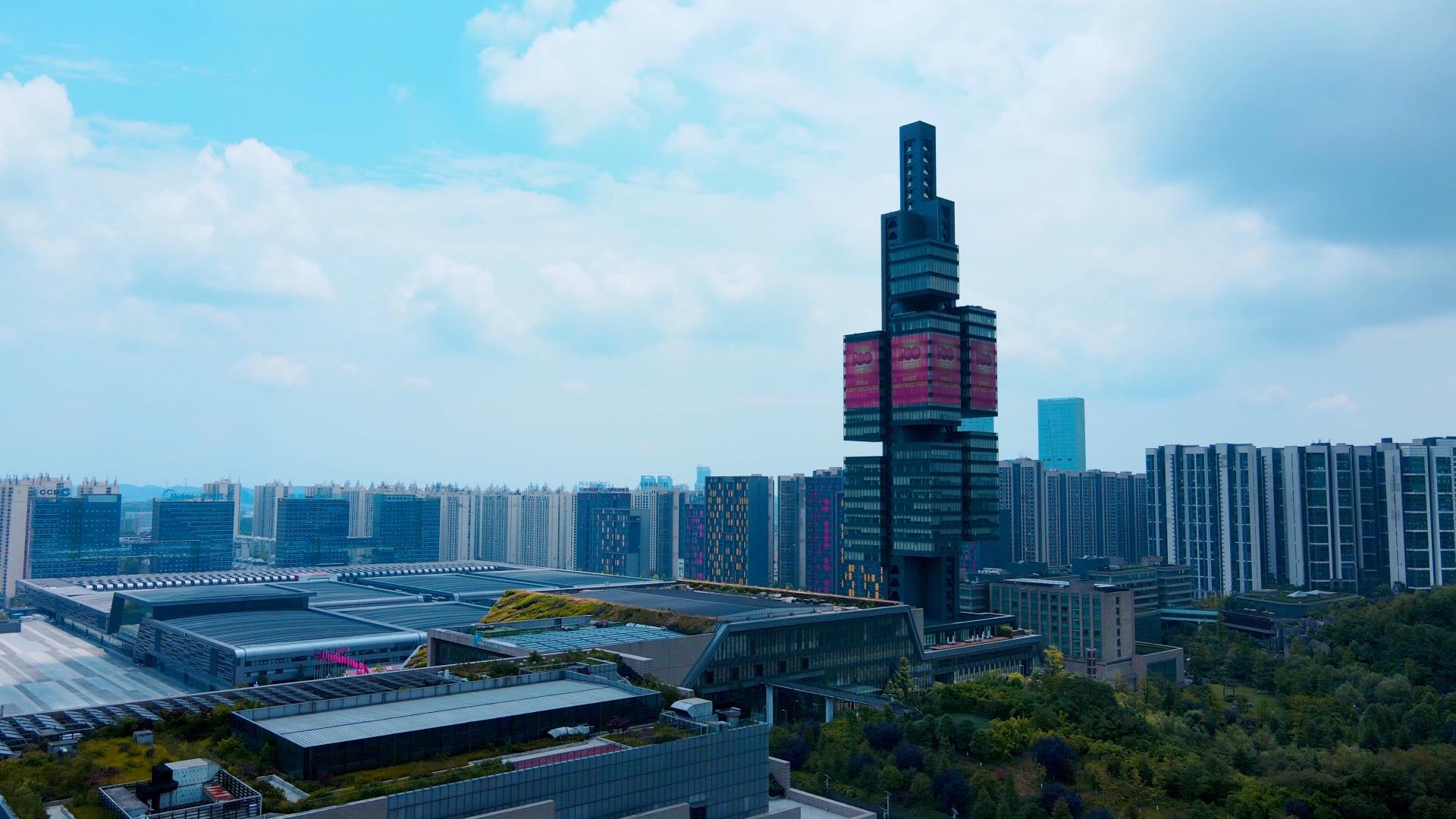 4K航拍贵州省贵阳中天大楼城市建筑视频的预览图