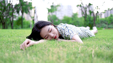 4k夏天小清新青春少女躺在草地上女生美女女孩子女人美人女性人像视频的预览图