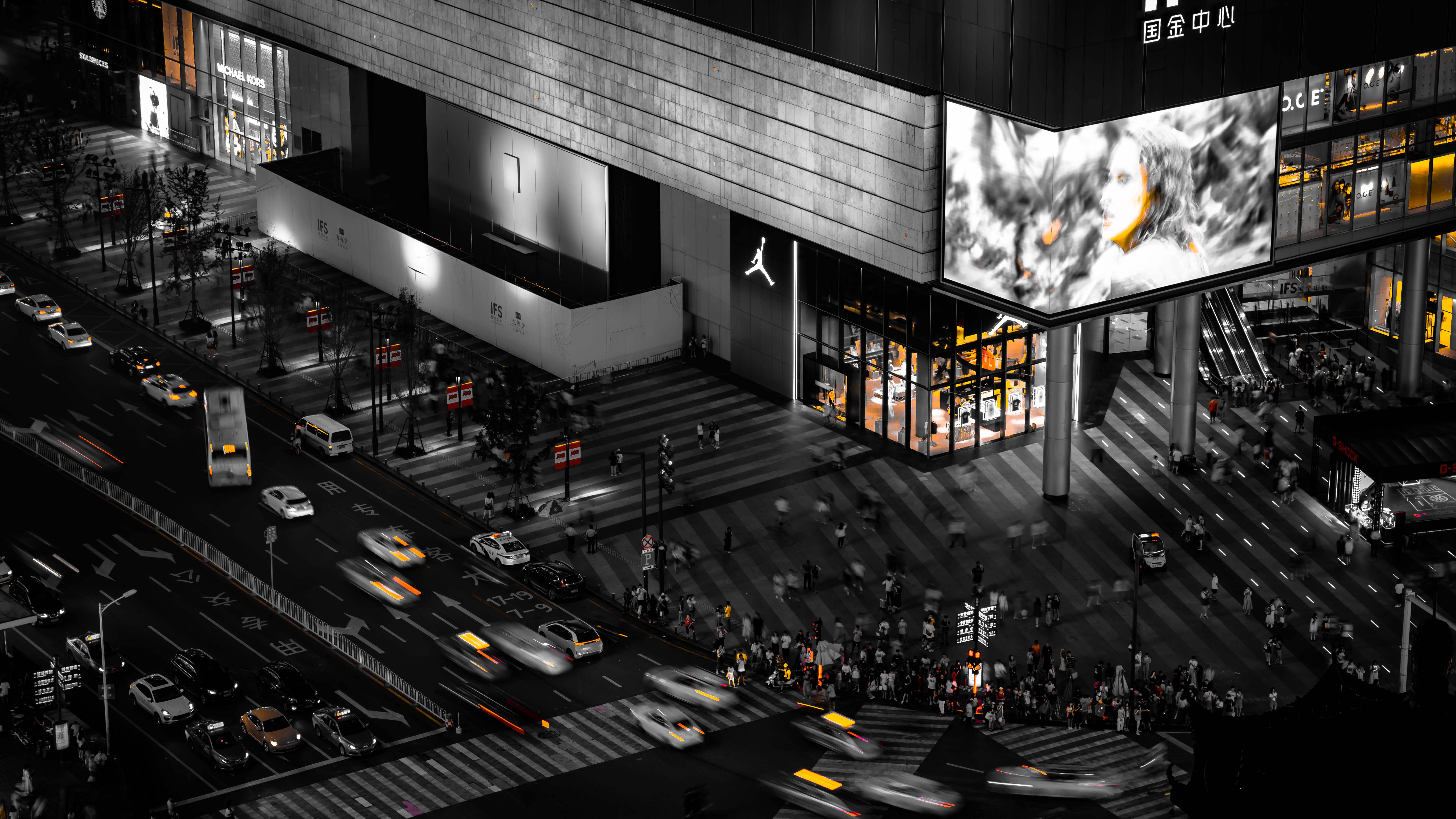 8K长沙国金中心IFS黑金色调繁华商圈人流车流延时视频的预览图