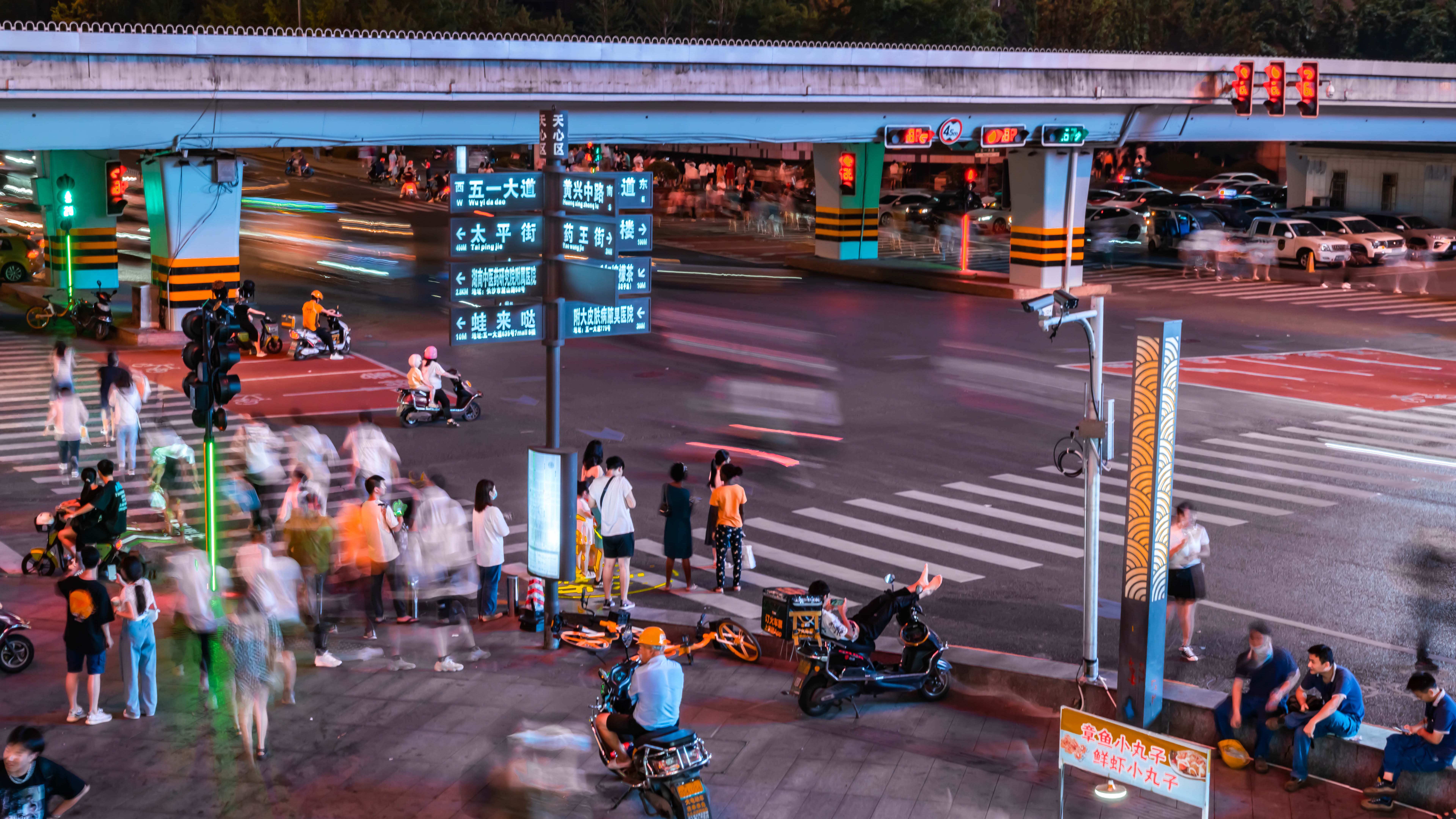 8K湖南长沙市中心黄兴中路人流车流网红城市延时摄影视频的预览图