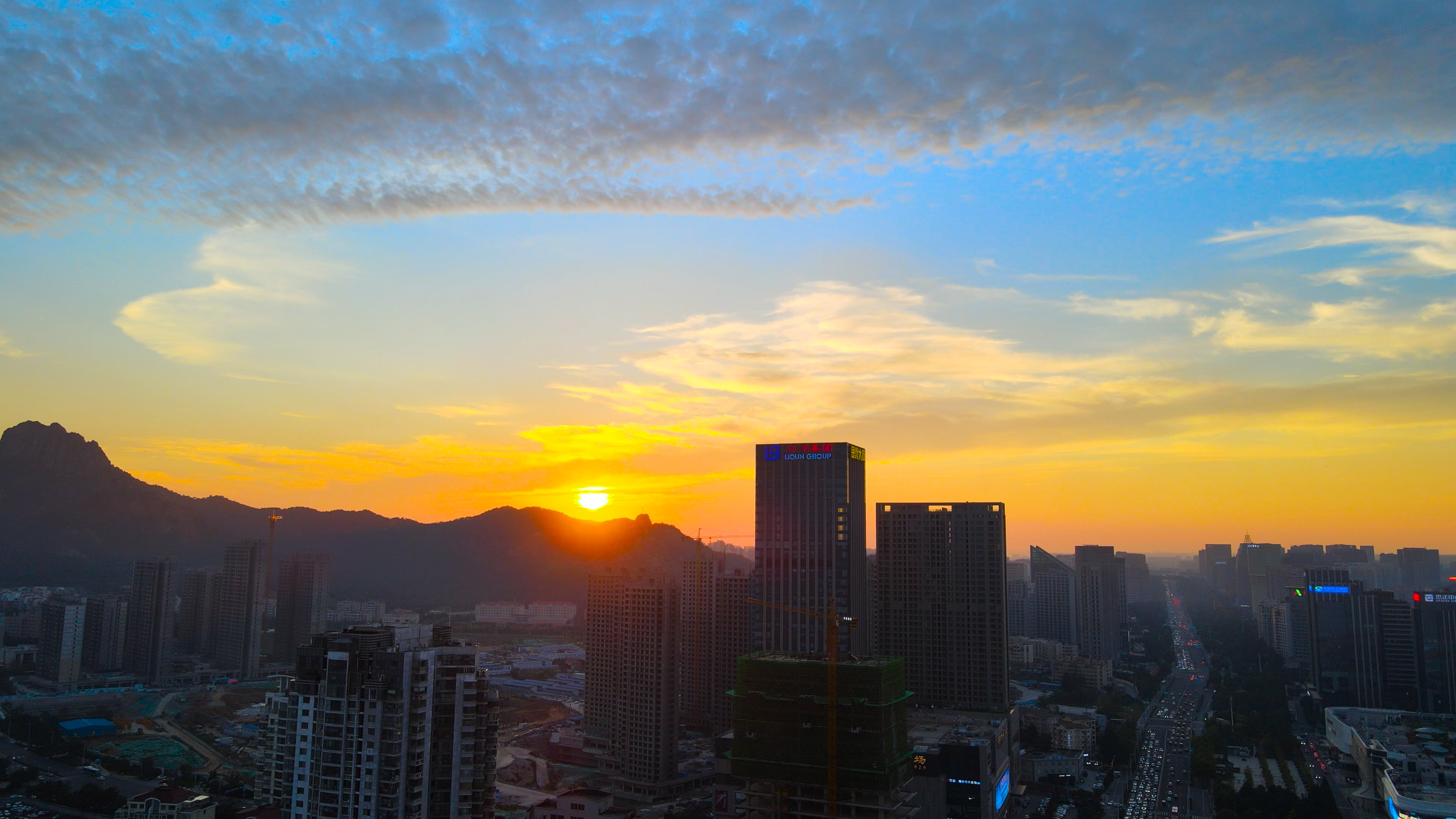 4K航拍城市日落余晖晚霞实拍太阳下山夕阳视频的预览图