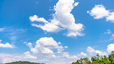4K实拍夏日风光云海白云翻滚云蓝天白云天空云朵延时拍摄摄影视频的预览图