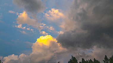 4k实拍夏季火烧云暴风雨乌云延时云朵延时摄影拍摄自然风景自然风光视频的预览图