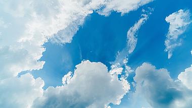 4k天空晴天阳光穿透云层蓝天白云云海翻滚延时空镜视频的预览图