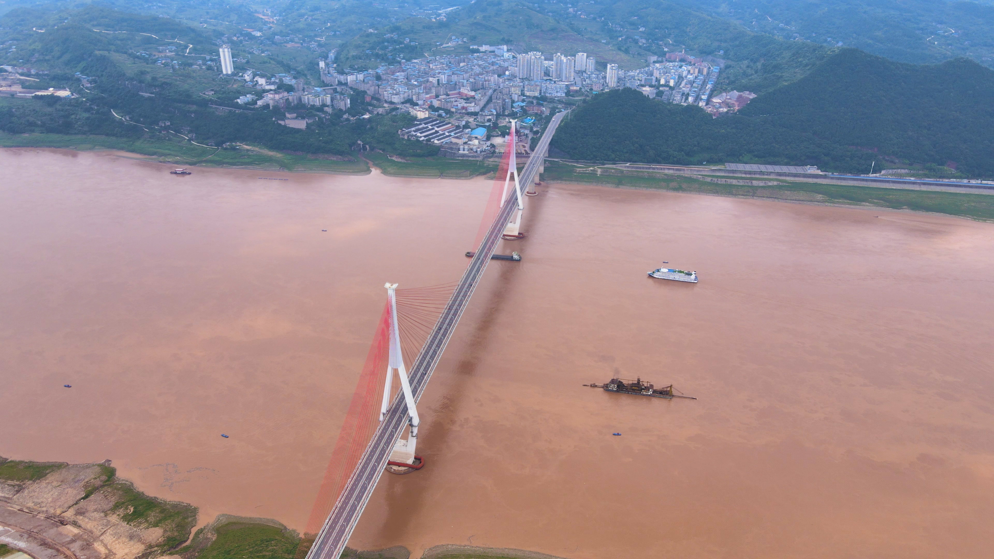 4k重庆丰都长江大桥轮船车流视频的预览图