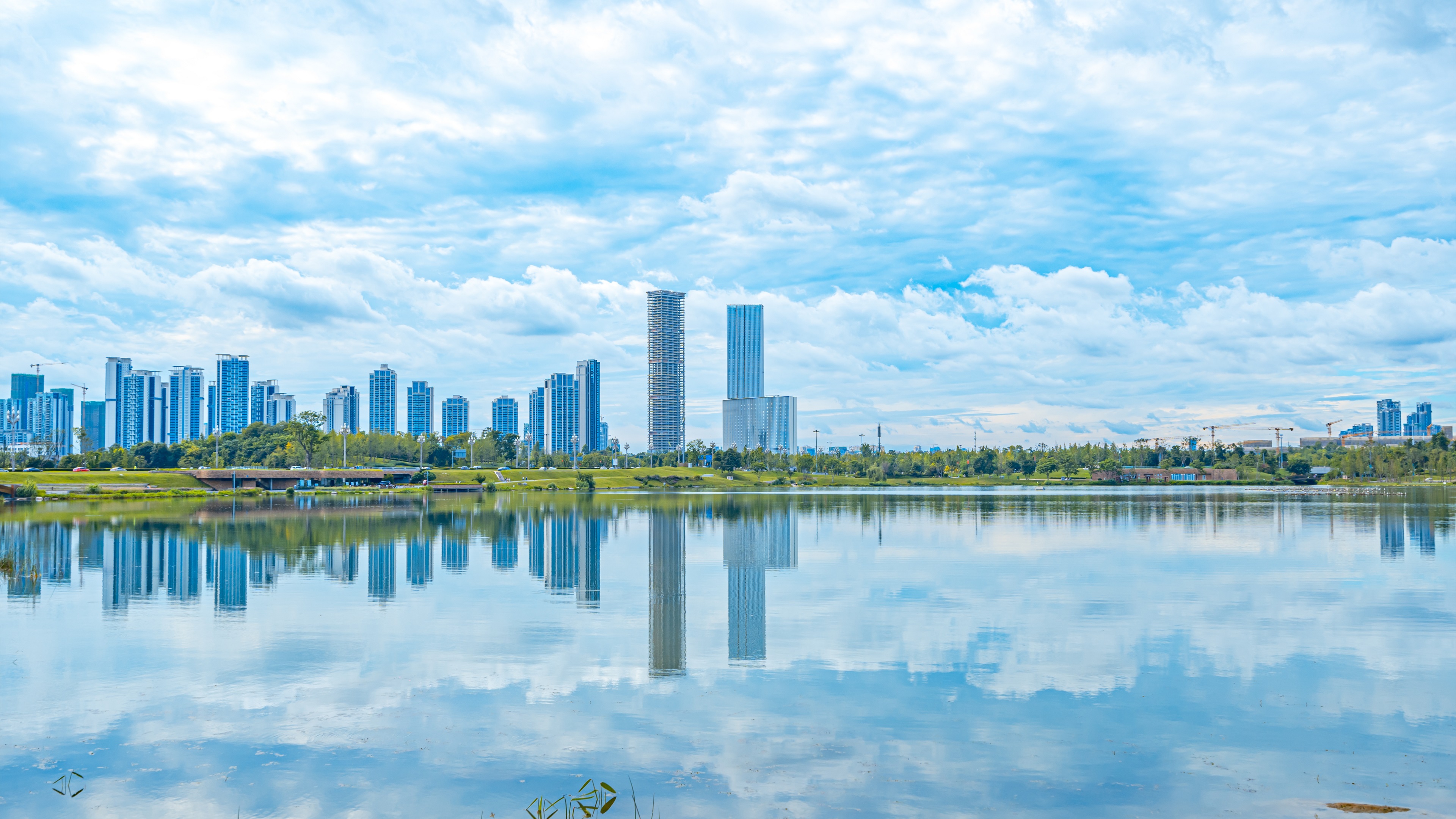 8K晴朗天气成都天府CBD蓝天白云城市倒影延时视频的预览图