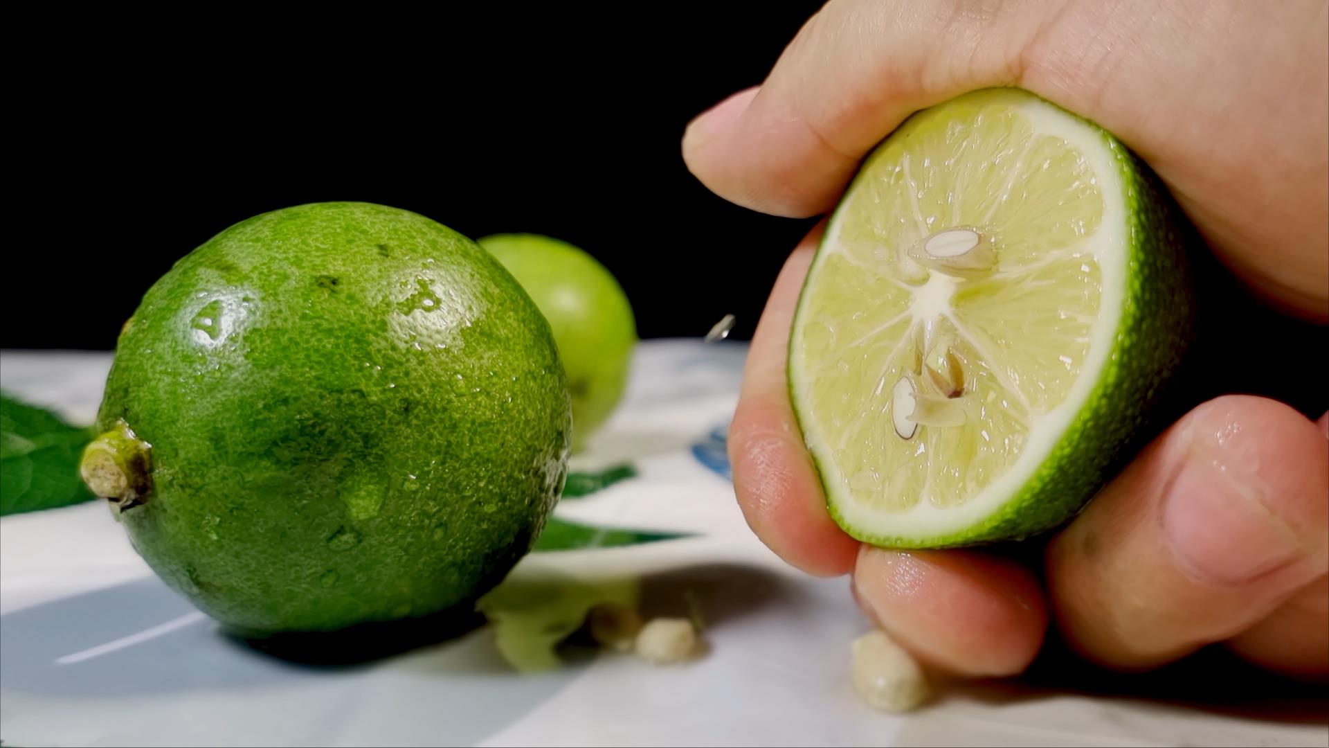 4K摆拍青柠檬挤汁水果展示生鲜水果新鲜水果视频的预览图