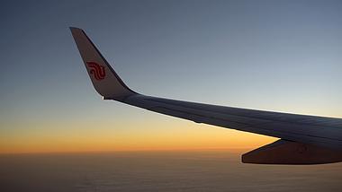 4K实拍旅途飞机上日落夕阳飞机窗外风景视频的预览图