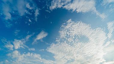 4k清晨天空薄云云层移动变化蓝天白云空镜延时视频的预览图