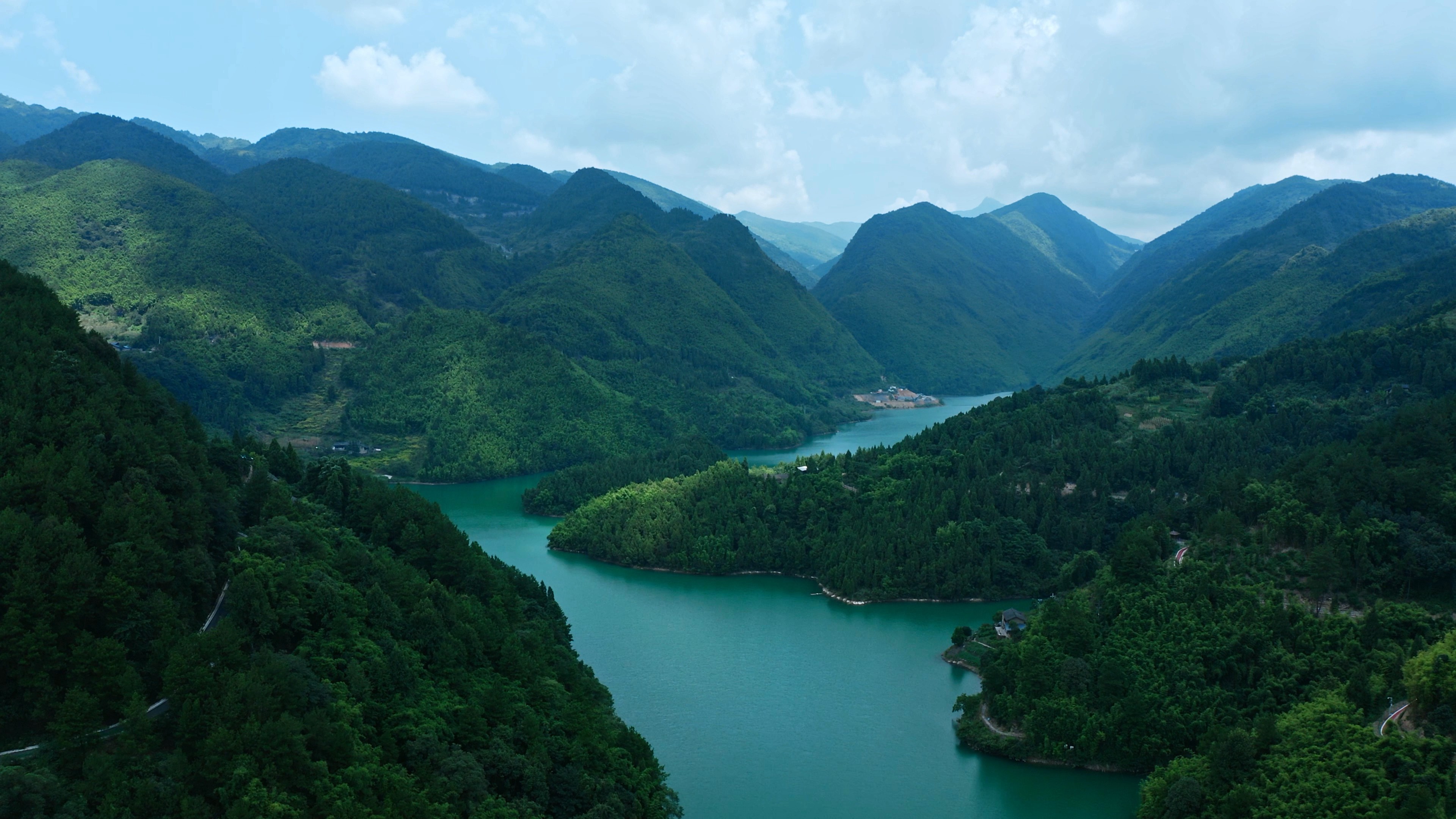 4k航拍绿水青山壮丽自然风光祖国山河视频的预览图
