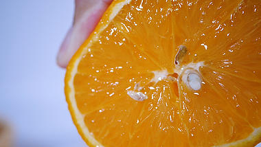 1080P升格汁水丰富新鲜橙子挤橙汁广告宣传视频的预览图