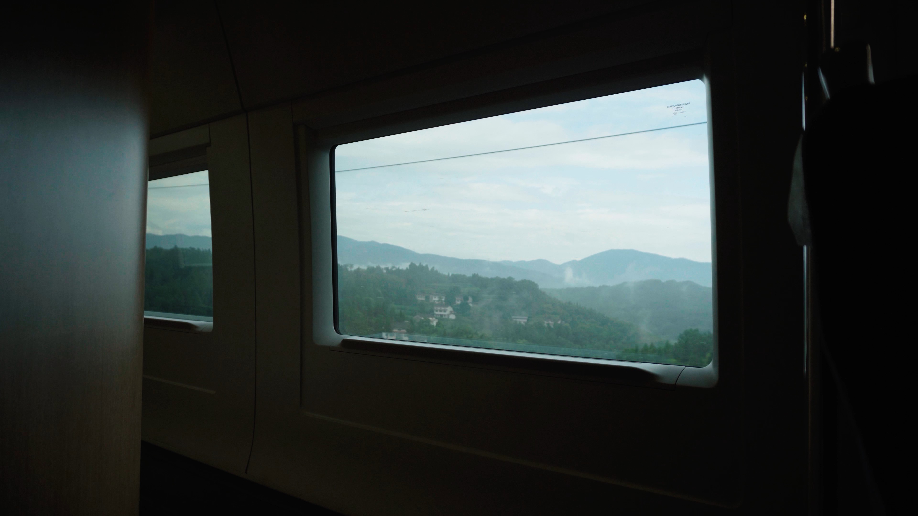 4K实拍行驶中高铁动车窗外的风景视频的预览图