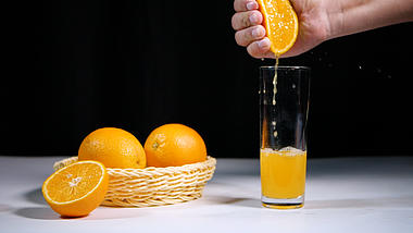 1080P升格挤橙汁水果果汁广告镜头视频的预览图