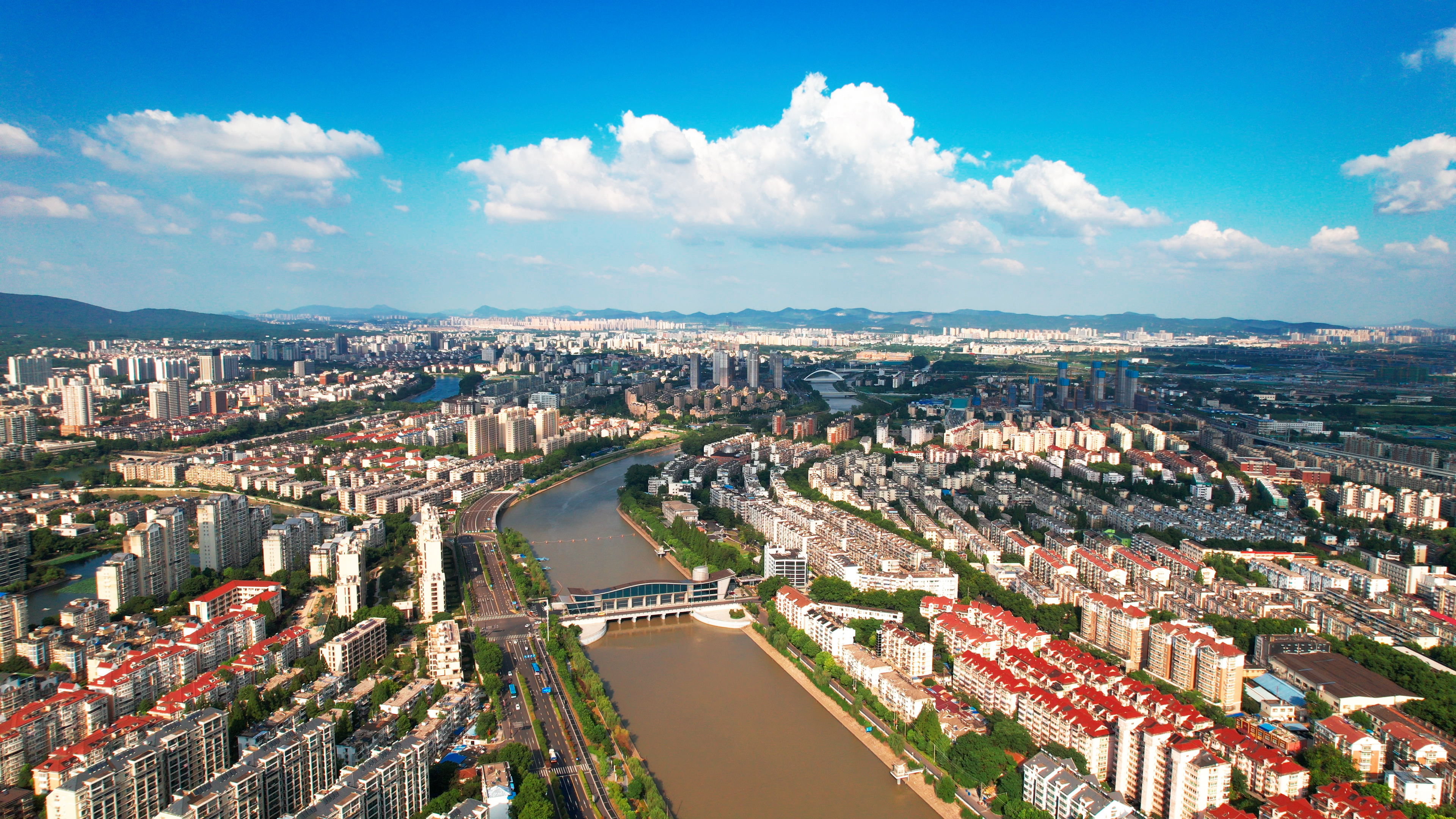 4k航拍南京秦淮河环绕城市建设楼房全景视频的预览图
