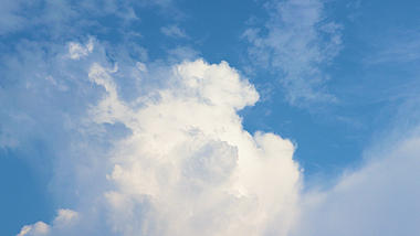 4k晴朗蓝天白云天空云海翻滚延时视频视频的预览图