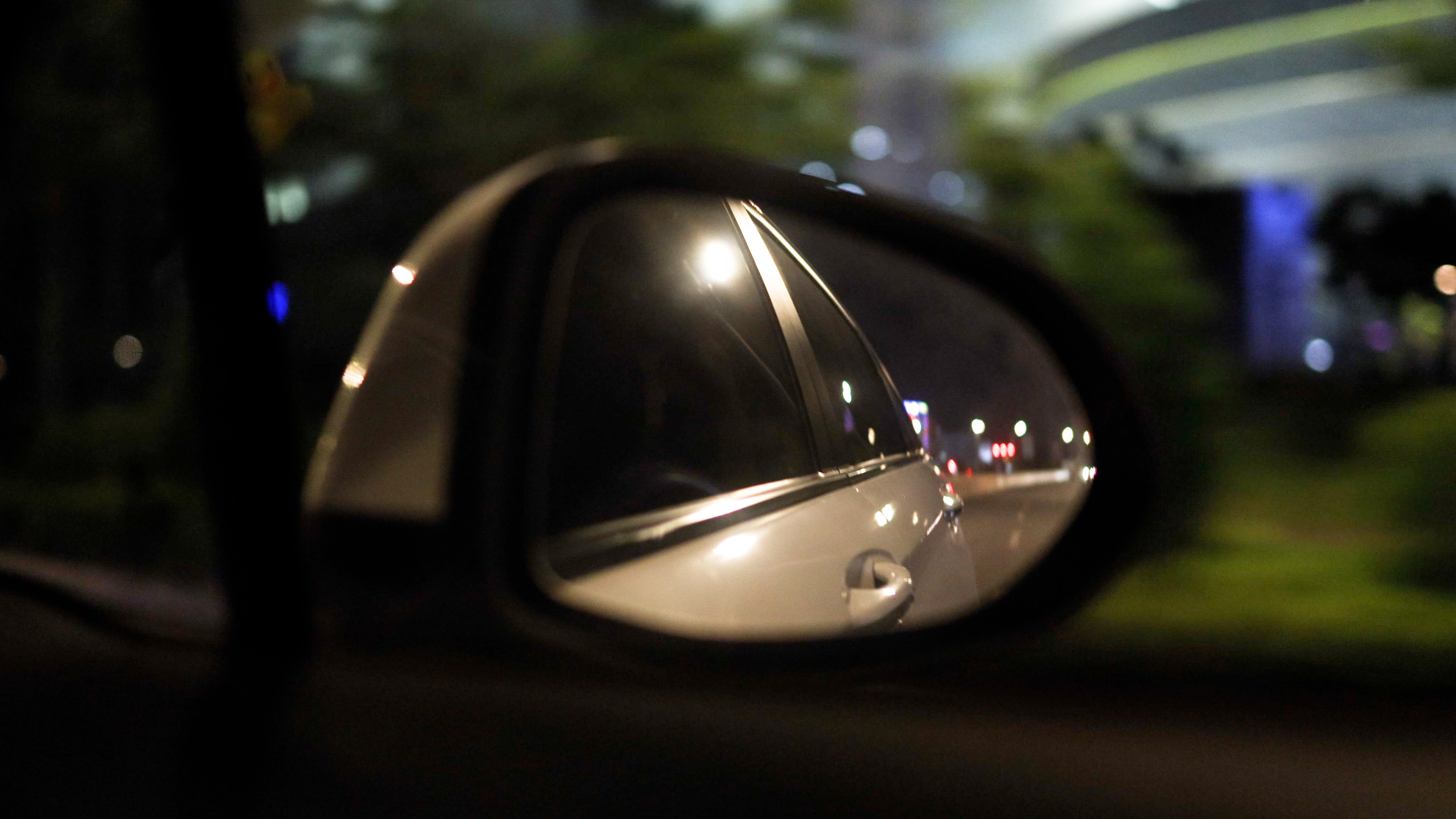 4k夜晚坐副驾驶倒车镜城市风光视频的预览图