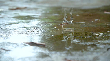 4k实拍唯美意境下雨雨滴滴落下雨天下雨视频雨滴雨水城市下雨自然风景视频的预览图