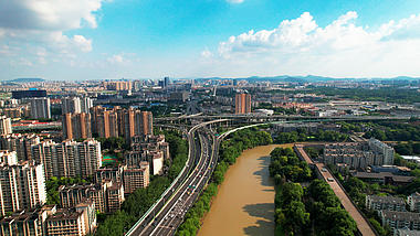4k航拍南京外秦淮河两岸楼房车流风光视频的预览图