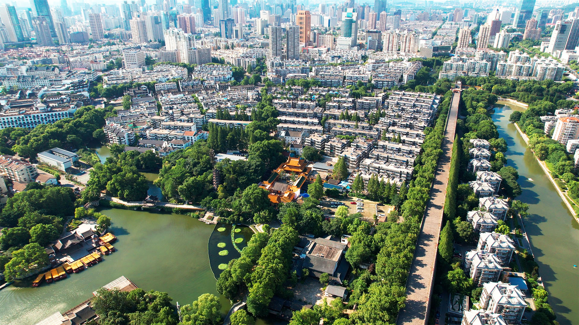 4k航拍南京5A景区夫子庙白鹭洲公园风光视频的预览图