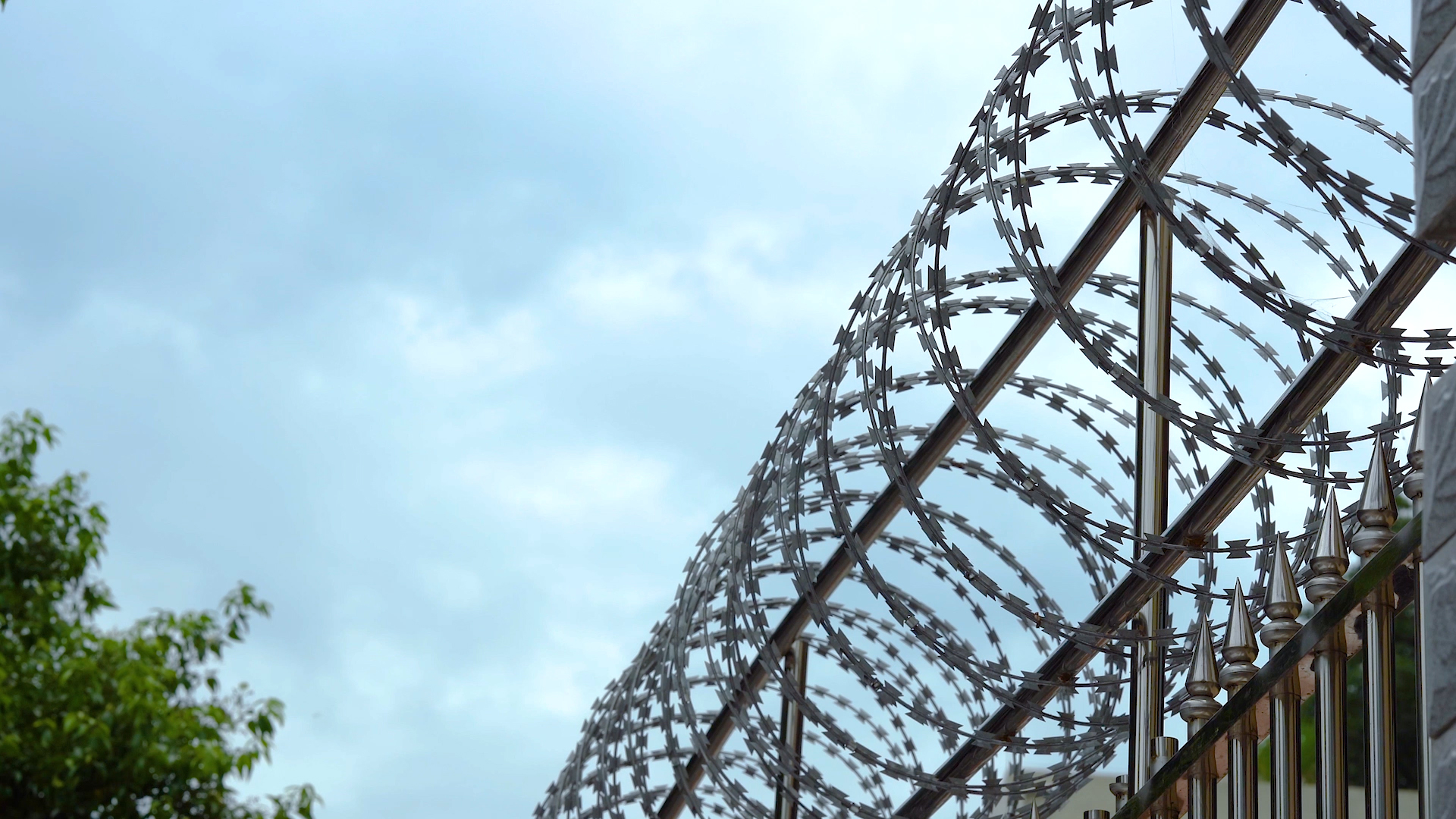 4k实拍围栏监狱围栏防护铁丝网意境视频的预览图