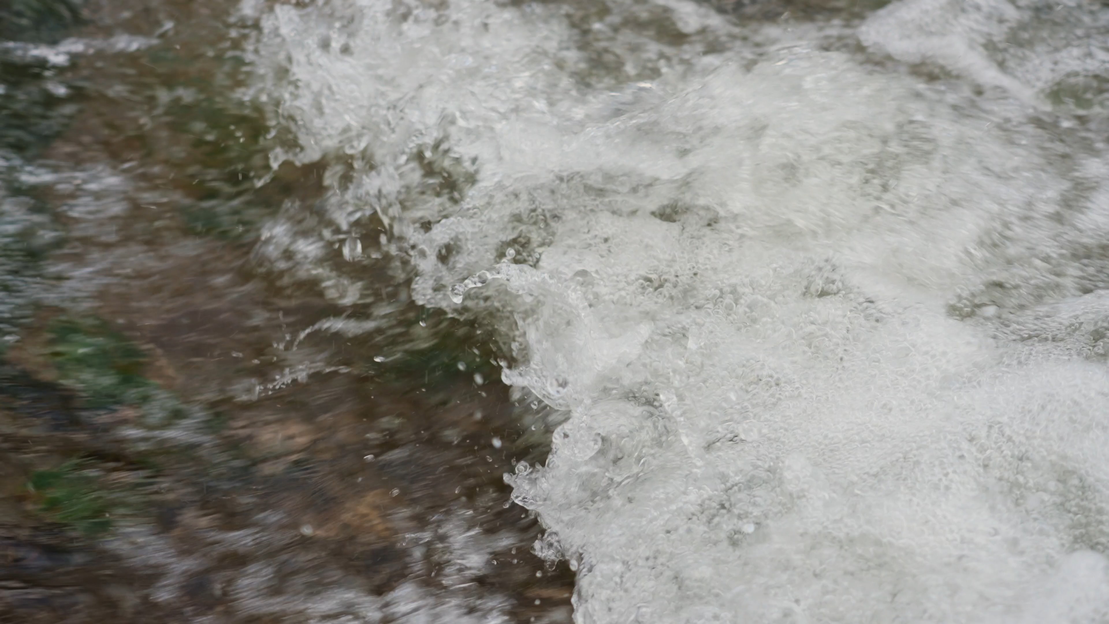 4k升格湍急的水流流水溅起水花自然空镜视频的预览图