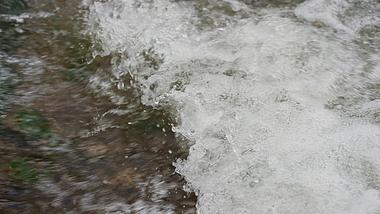 4k升格湍急的水流流水溅起水花自然空镜视频的预览图