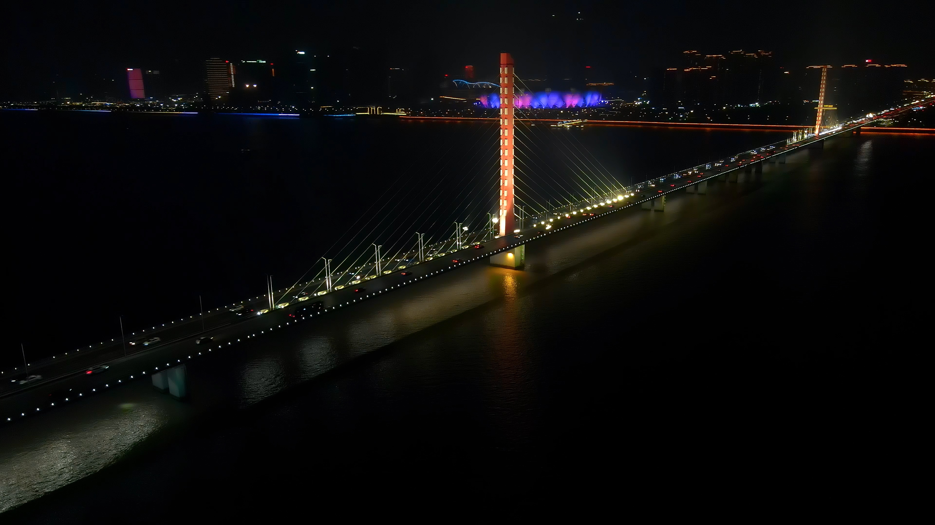 4K大气航拍杭州西兴大桥车流交通夜景全景视频的预览图