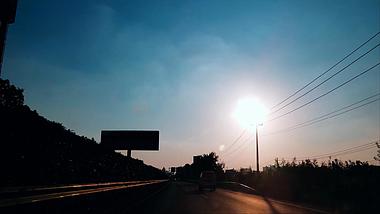 4K拍摄高速公路行驶夕阳旅行中的日落视频的预览图
