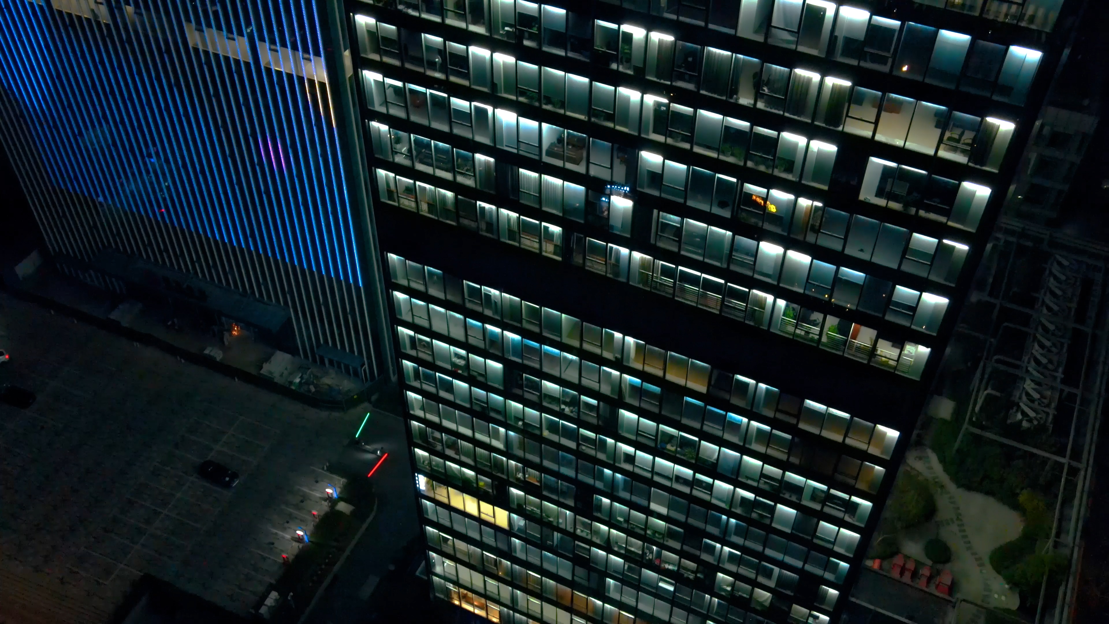 4K航拍城市夜景商务高楼灯火通明加班实况视频的预览图
