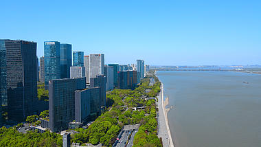 4K航拍杭州钱塘江上的城市群商务办公大楼视频的预览图
