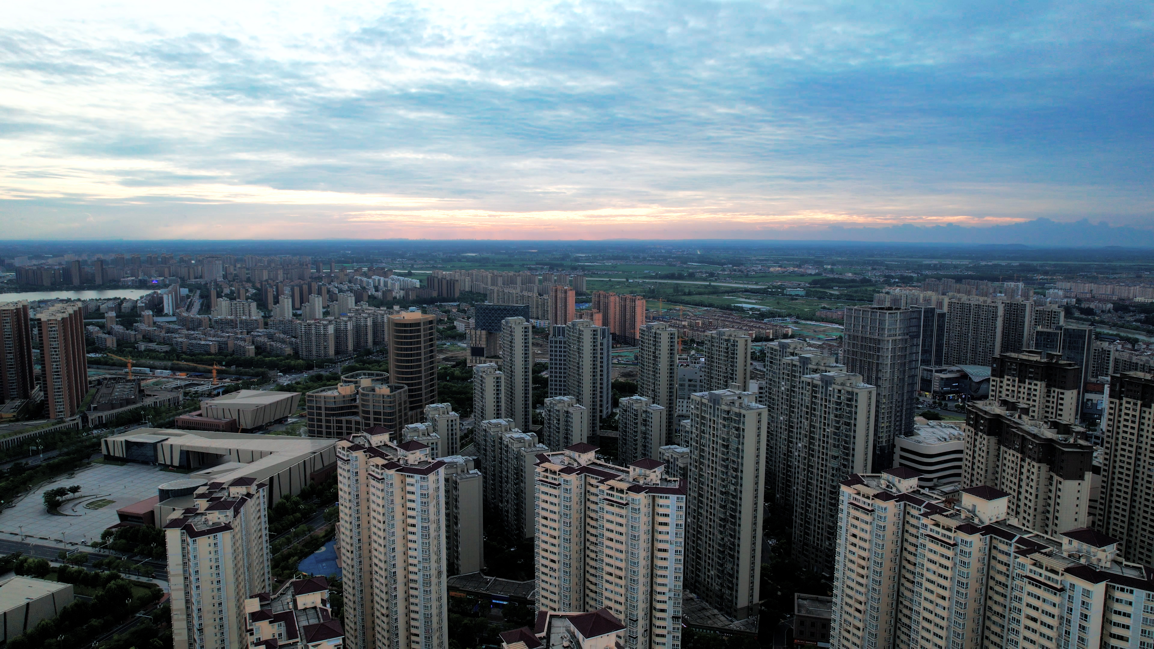 4K航拍南京六合区城市楼房建筑天际线视频的预览图
