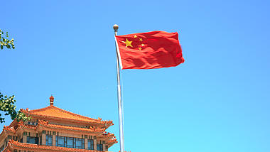 4K实拍纪念中国美术馆五星红旗飘扬视频的预览图