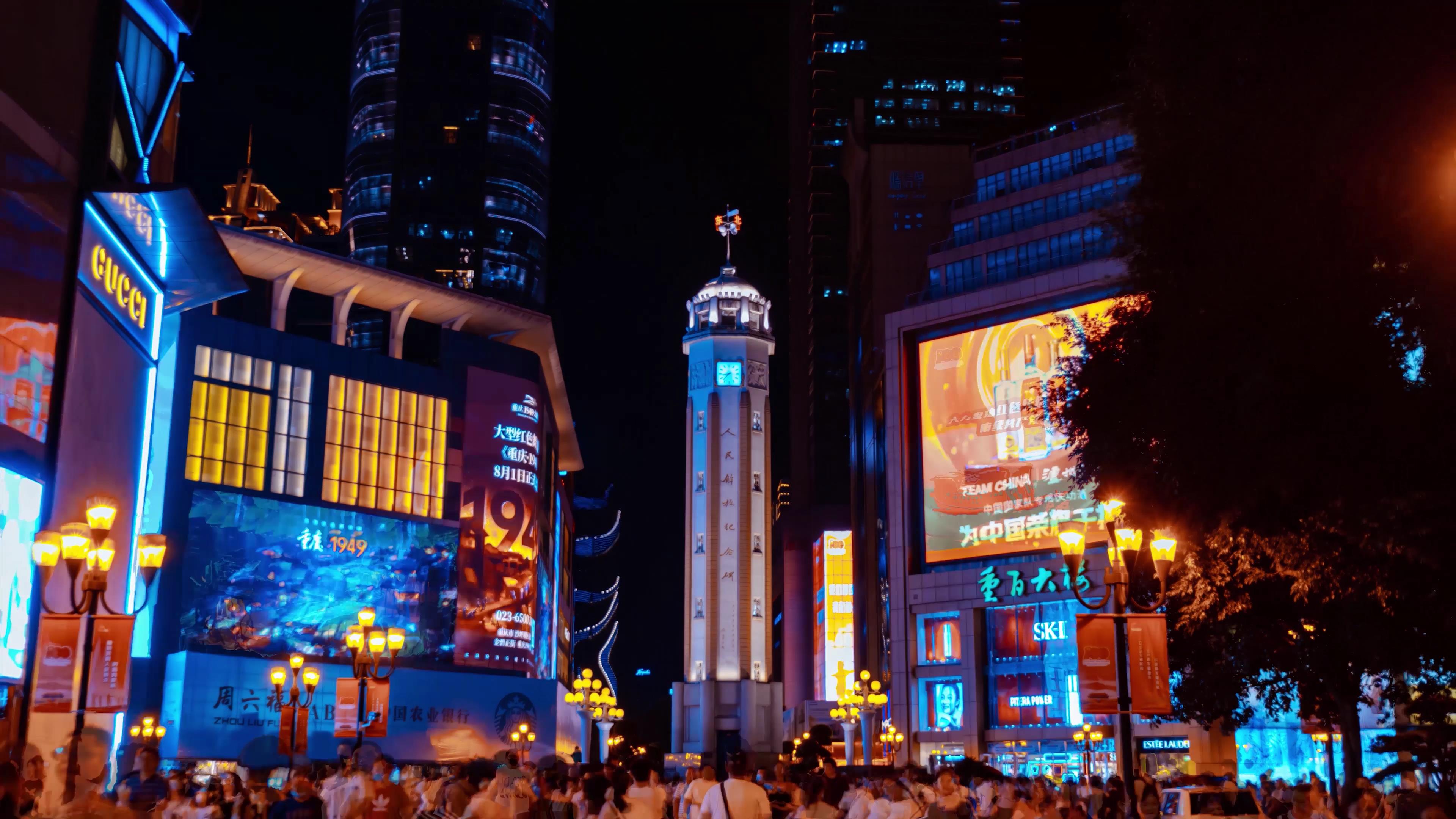 8K大范围震撼重庆CBD解放碑夜晚人群人流移动延时视频的预览图