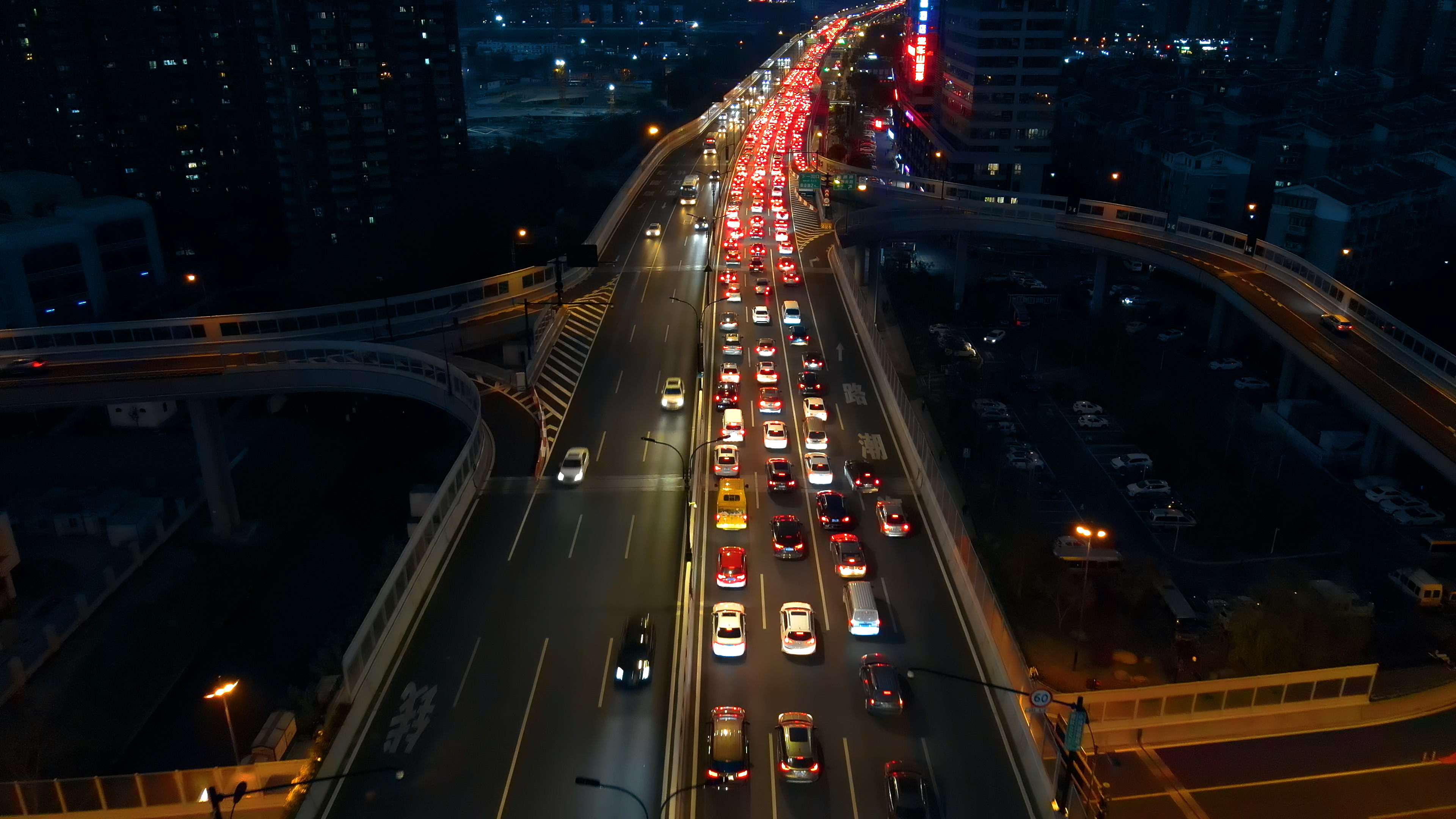 4K航拍杭州秋涛路立交桥车流车水马龙夜景视频的预览图