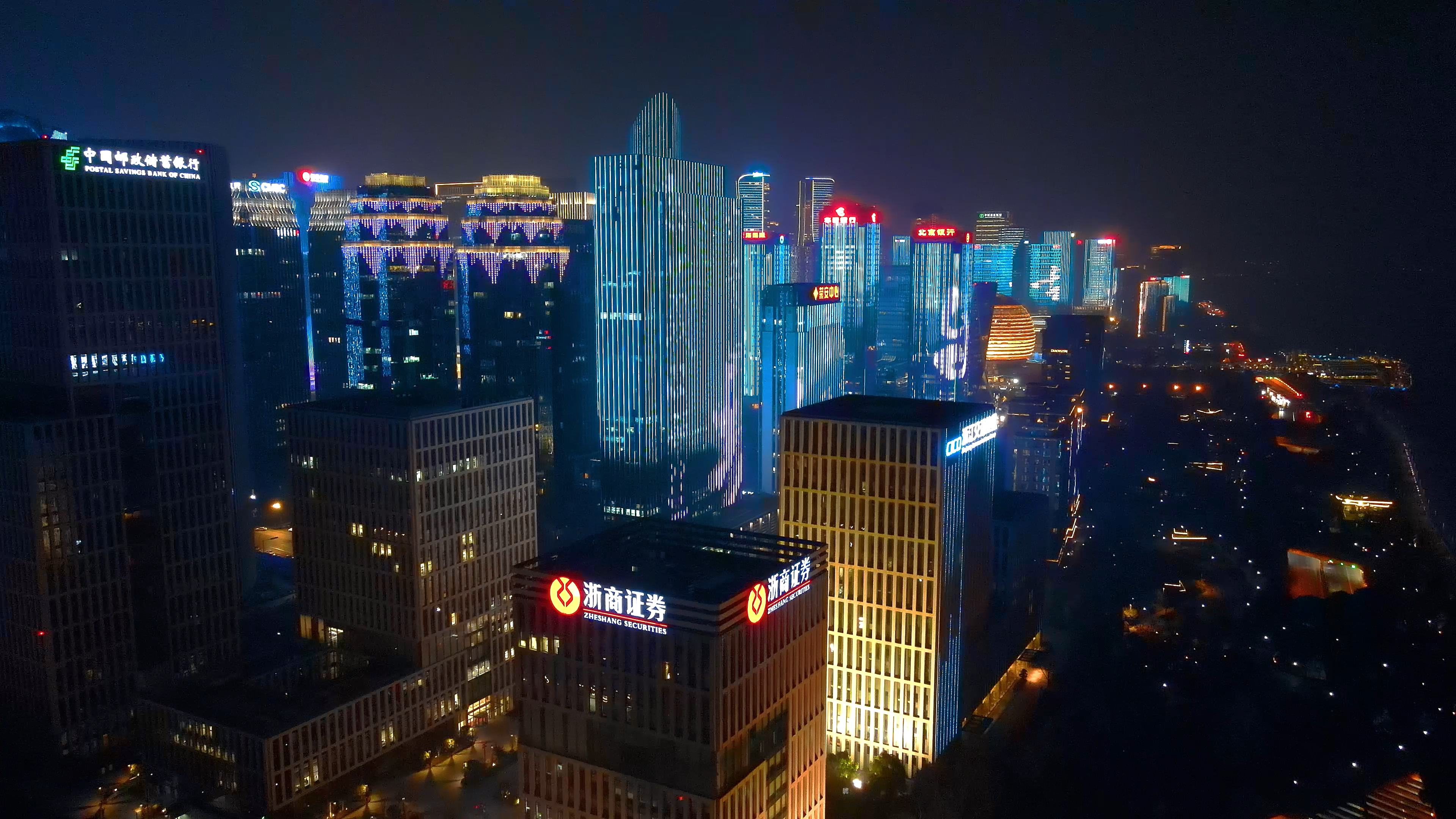 4K航拍震撼杭州西兴大桥车流不息城市夜景视频的预览图