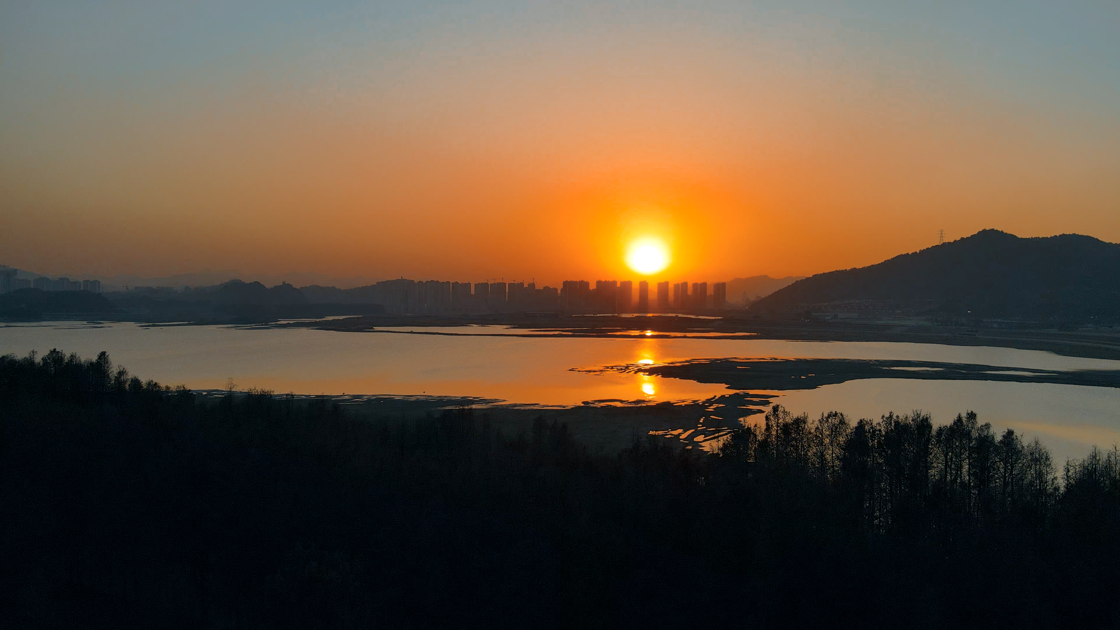 4K航拍杭州青山湖红杉林唯美夕阳视频的预览图