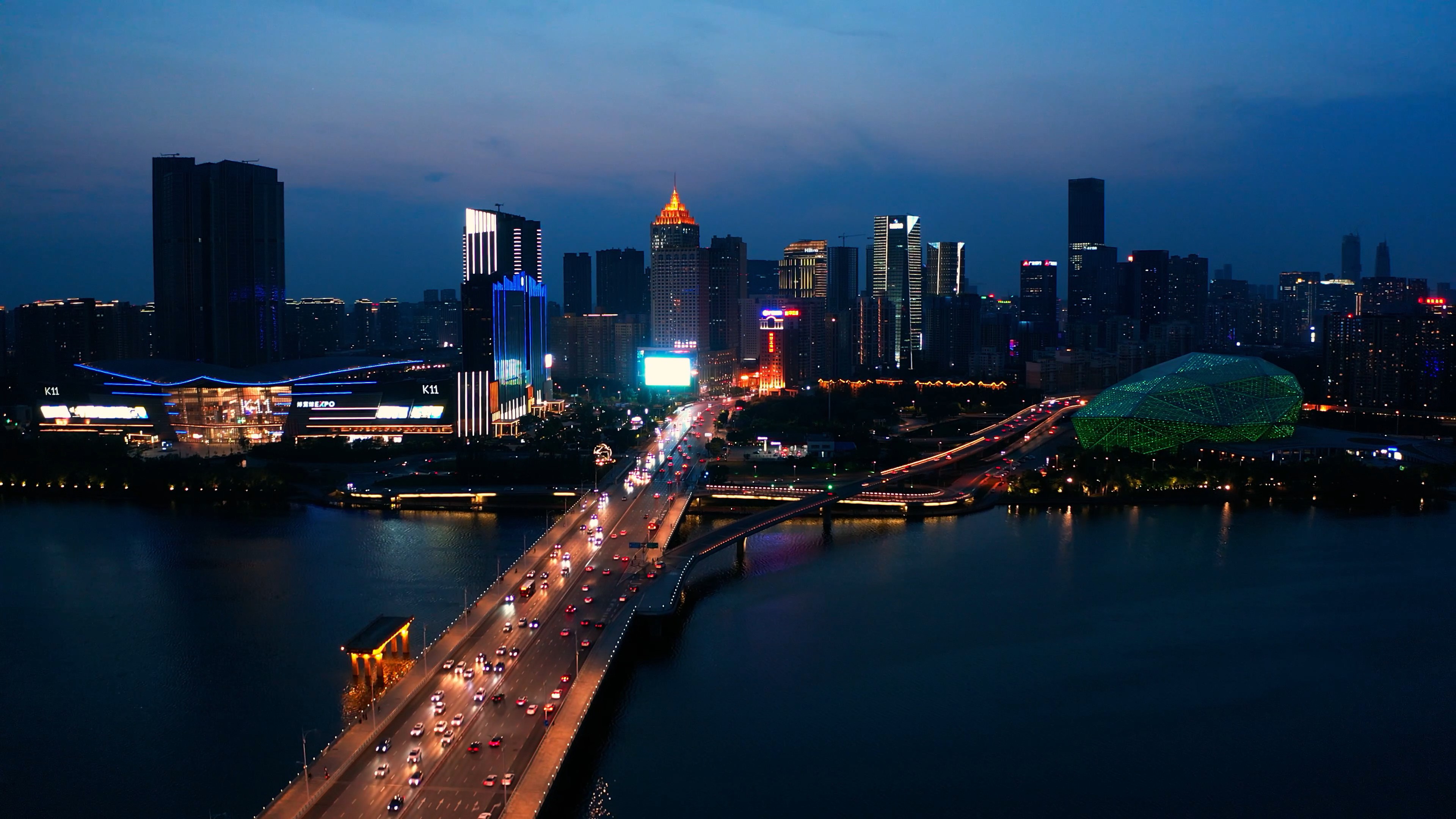 4k航拍辽宁沈阳盛京CBD夜景灯光城市车流交通视频的预览图